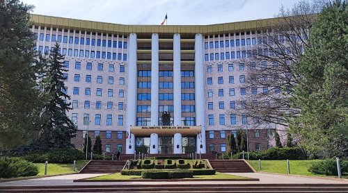 Criza combustibililor ajunge în Parlament: autoritățile analizează creșterea prețurilor