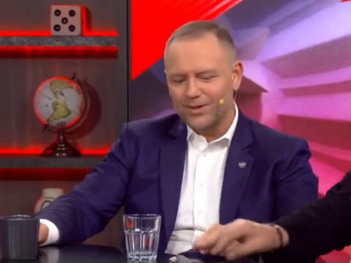 Polonya Cumhurbaşkanı yasak tartışırken snus paketini düşürdü