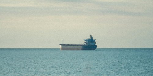 Конфликт обостряется: Иран обещает ответ после захвата танкера, нефть реагирует ростом