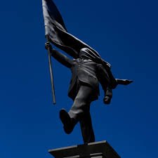 Таинственная скульптура Бэнкси появилась в центре Лондона — и уже вызвала бурные споры