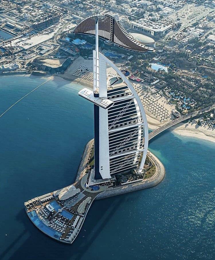 Легендарный «отель-парус» закрывают после атаки дронов