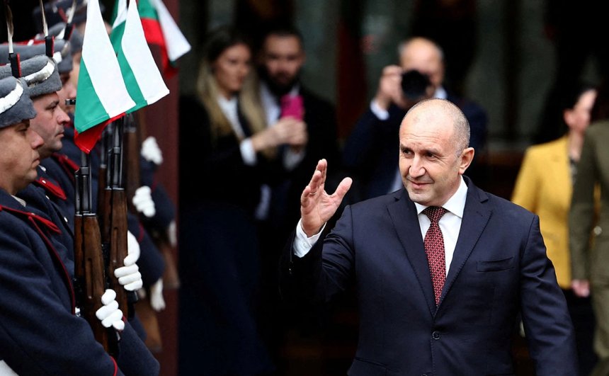 Radev çoğunluğu aldı, Bulgaristan’da dengeler değişiyor