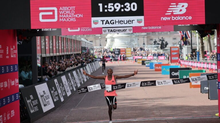 Londra Maratonu’nda iki atlet maratonu iki saatin altında tamamladı