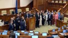 Protest în Parlament: opoziția a ieșit la tribună și a părăsit ședința