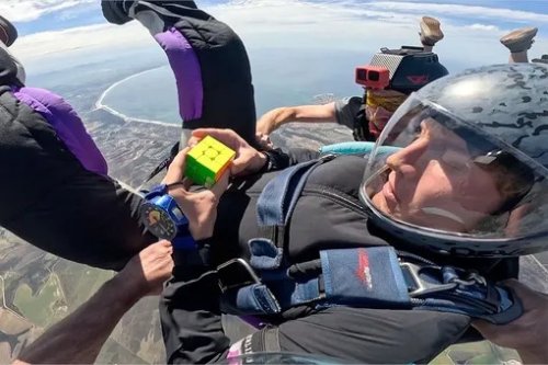 SINIRLARI ZORLADI: Alman genç serbest düşüşte Rubik küpünü çözüp Guinness Rekorlar Kitabı’na girdi