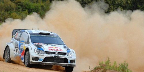 Kişinev’de drift yarışında korku dolu anlar: Araç seyircilerin bulunduğu alana savruldu