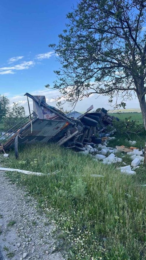 Moldova’nın güneyinde feci kaza: Sollama sırasında devrilen kamyonda iki kişi öldü