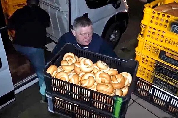 Robert Fico 1 Mayıs öncesinde bir fırında gece vardiyasında çalıştı