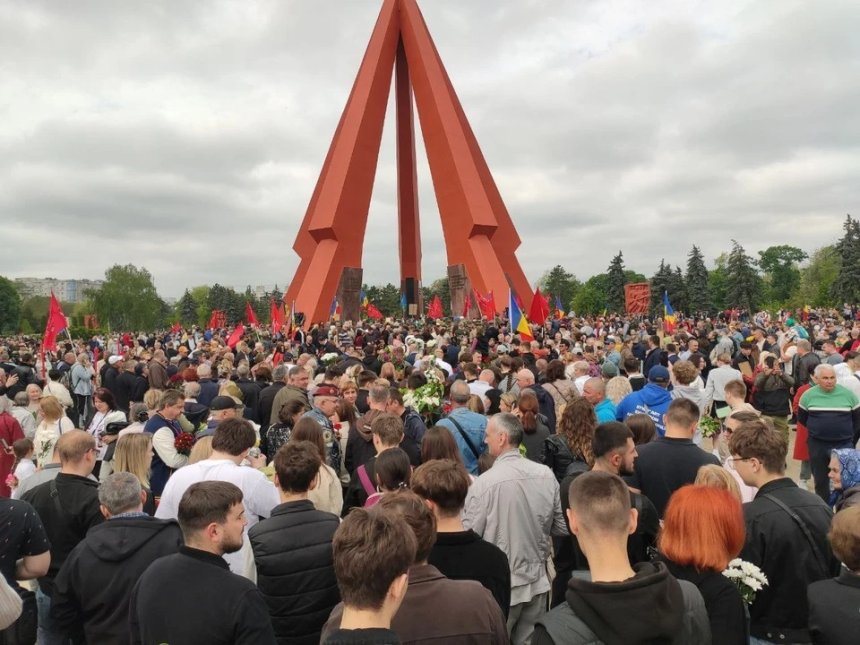 Kişinev’de Zafer Günü yürüyüşü: “Ölümsüz Alay” etkinliği binlerce kişiyi bir araya getirdi
