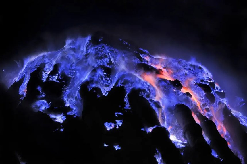 Un vulcan cu „lavă violetă” din Indonezia a devenit viral pe internet