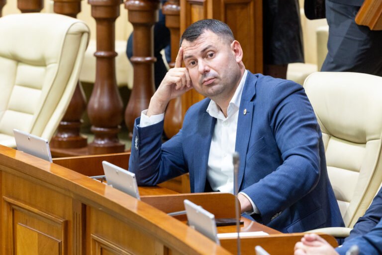 Milletvekili Vasile Costiuc, Kişinev polis şefinin şikayeti sonrası 3.600 lei para cezasına çarptırıldı